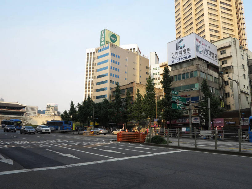 无人,高楼大厦,商店,横图,室外,白天,仰视,购物,旅游,度假,消费,美景,名胜古迹,植物,城市风光,标志建筑,超市,城市,大厦,道路,地标,建筑,路,摩天大楼,商场,公路,汽车,首尔,汉城,韩国,亚洲,阴影,遗迹,光线,标志,文字,影子,字符,字母,墙,景观,分界线,停车线,交通,首都,方向,古迹,文物,娱乐,标识,建设,城墙,古建筑,箭头,墙壁,墙面,车,树,树木,蓝色,绿色,蓝天,天空,阳光,自然,交通工具,轿车,天,驾驶,行驶,享受,休闲,旅游胜地,景色,放松,金融,百货,生长,晴朗,成长,车行道,车行道分界线,操纵,坚硬,控制,指向,载具,标线,防御,驾车,选购,贸易,百货公司,古文明,东亚,操控,车行线,万里无云,簇,血拼,把持,大韩民国,首尔市,首尔特别市,特别市,韩语,崇礼门,坚固,南大门,晴空,晴空万里,马路,彩图,低角度拍摄,大楼,高层建筑,高楼,购物商场,购物中心,摩天楼,商业中心,朝鲜语,韩国语,明洞,中区,shslj1