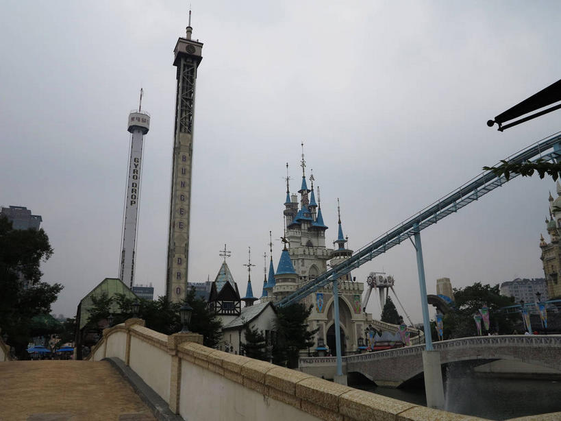 无人,公园,游乐园,横图,室外,白天,仰视,度假,游戏,河流,美景,水,植物,城市风光,城市,桥梁,游乐场,首尔,汉城,韩国,亚洲,堡垒,城堡,河水,景观,水流,桥,首都,玩,娱乐,石桥,拱桥,树,树木,绿色,天空,自然,天,享受,休闲,景色,放松,游乐设施,跳楼机,拱形,生长,成长,活动,人行桥,石拱桥,要塞,发泄,消遣,智力,下降,降落,东亚,宣泄,乐园,大韩民国,首尔市,首尔特别市,特别市,乐天冒险世界,主题公园,滑落,游艺设施,降低,爬升,下跌,下落,设防,玩耍,嬉戏,彩图,低角度拍摄,人造公园,主题乐园,shslj1