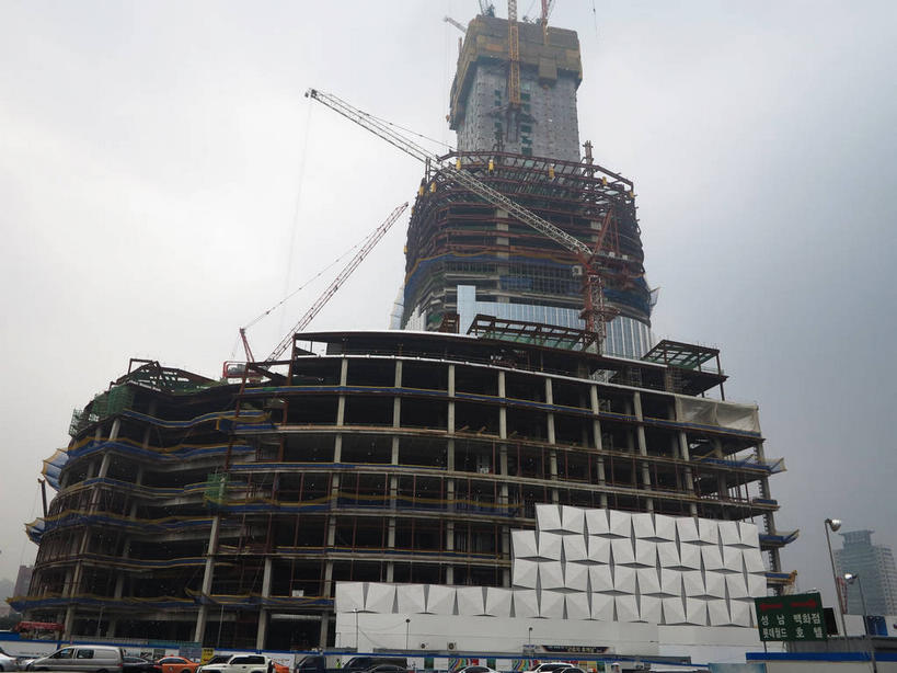 无人,宾馆,公园,高楼大厦,横图,室外,白天,仰视,度假,技术,美景,城市风光,标志建筑,城市,大厦,地标,建筑,酒店,摩天大楼,首尔,汉城,韩国,亚洲,景观,首都,娱乐,设备,建设,施工,天空,天,享受,休闲,机械,起重机,景色,放松,酒家,吊机,旅社,工程,东亚,大韩民国,首尔市,首尔特别市,特别市,乐天冒险世界,主题公园,彩图,低角度拍摄,大楼,高层建筑,高楼,客店,客栈,旅店,旅馆,摩天楼,商旅,shslj1,世界乐天酒店