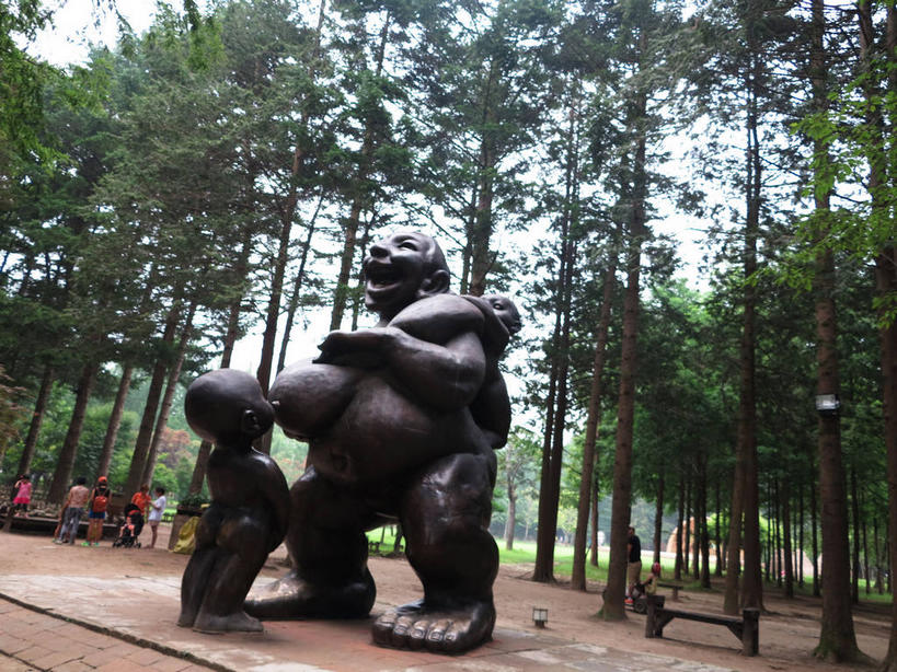 东方人,儿童,中年人,家庭,母亲,女儿,站,坐,横图,室外,白天,正面,旅游,度假,纯洁,美景,森林,树林,植物,松树,帽子,雕塑,春川,南怡岛,韩国,亚洲,行人,游客,游人,服装,艺术,装饰,包,雕刻,雕像,景观,许多人,旅行包,注视,休闲装,黄种人,娱乐,运动帽,路人,旅客,车,婴儿车,树,树木,小孩,衣服,绿色,自然,背包,工艺品,观察,看,站着,一群人,享受,休闲,温暖,温馨,母女,一家人,休闲服,鸭舌帽,景色,放松,可爱,母爱,童年,童趣,服饰,生长,成长,观看,纪念,美术,和睦,察看,关注,自然风光,载具,杉树,主题,坚定,陈列,童真,东亚,烂漫,无邪,功能,美学,长寿,旅游包,贞洁,大韩民国,江原道,春川市,水杉,宝宝车,婴儿手推车,婴儿推车,过客,天真,女孩,女人,女性,中年女性,亚洲人,孩子,站立,坐着,彩图,全身,融洽,道,双肩包,女生,shslj1