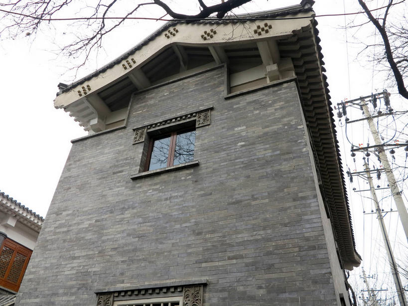 无人,家,横图,室外,白天,仰视,旅游,度假,美景,窗户,城市风光,城市,建筑,北京,中国,亚洲,阴影,电力,光线,电线,电线杆,线,影子,房屋,墙,屋子,景观,公寓,电能,首都,线路,娱乐,建设,洋房,楼房,玻璃窗,墙壁,墙面,住宅,蓝色,蓝天,天空,阳光,天,享受,休闲,景色,放松,晴朗,电,电源,能量,东亚,万里无云,中华人民共和国,东城区,北京市,京,北平,华北地区,晴空,晴空万里,彩图,低角度拍摄,房子,南池子大街,南池子,东城,shslj1