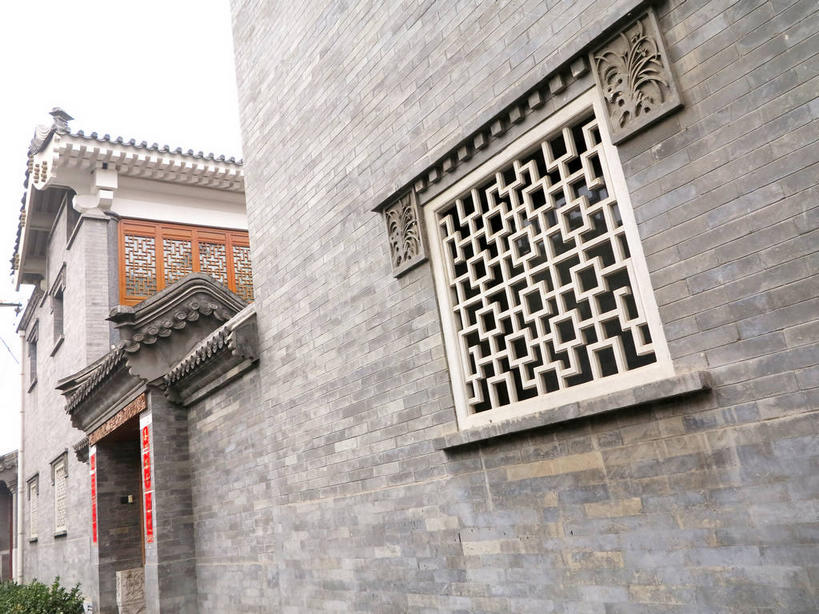 无人,家,横图,室外,白天,仰视,旅游,度假,美景,窗户,门,城市风光,城市,建筑,北京,中国,对联,亚洲,阴影,艺术,光线,标志,文字,影子,字符,手工艺品,房屋,墙,屋子,景观,公寓,首都,文化,娱乐,标识,建设,洋房,楼房,玻璃窗,墙壁,墙面,住宅,蓝色,蓝天,天空,阳光,工艺品,门框,天,享受,休闲,汉字,景色,放松,晴朗,高雅,中国文化,中文,东亚,万里无云,中华人民共和国,东城区,北京市,京,北平,华北地区,自信心,品位,国文,华文,晴空,晴空万里,彩图,低角度拍摄,房子,对子,楹联,南池子大街,南池子,东城,shslj1