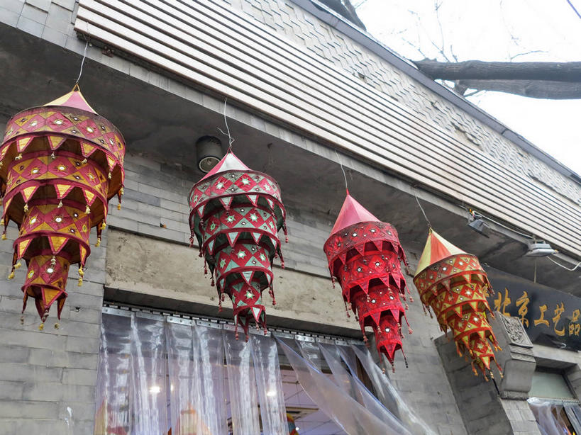 无人,家,横图,室外,白天,仰视,度假,美景,窗户,窗帘,城市风光,城市,照明,北京,中国,亚洲,一排,吊挂,悬挂,整齐,装饰,房屋,墙,屋子,景观,公寓,灯光,首都,挂,娱乐,洋房,楼房,吊灯,玻璃窗,墙壁,墙面,住宅,灯,排列,天空,帘子,灯具,天,四个,享受,休闲,遮阳,景色,放松,华丽,修饰,照亮,点缀,照明设备,队列,东亚,中华人民共和国,东城区,北京市,京,北平,华北地区,衬托,美观,雅致,雅观,彩图,低角度拍摄,房子,南池子大街,南池子,东城,shslj1