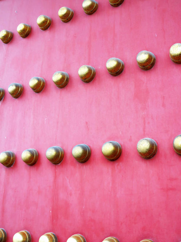 无人,博物馆,故宫,宫殿,竖图,室外,特写,白天,仰视,旅游,度假,名胜古迹,门,标志建筑,地标,建筑,静物,北京,中国,亚洲,一排,许多,研究,遗迹,整齐,装饰,首都,很多,教育,古迹,文物,娱乐,建设,古建筑,排列,粉色,红色,门框,紫禁城,享受,休闲,金色,旅游胜地,放松,展览,华丽,修饰,点缀,宫廷,队列,欣赏,陈列,古文明,东亚,中华人民共和国,东城区,北京市,京,北平,华北地区,衬托,美观,雅致,雅观,王宫,典藏,彩图,低角度拍摄,故宫博物院,皇宫,北京紫禁城,北京故宫,加固,门钉,东城,shslj1