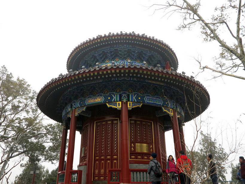 东方人,公园,栏杆,站,横图,室外,白天,仰视,旅游,度假,名胜古迹,植物,标志建筑,地标,建筑,北京,中国,亚洲,行人,游客,游人,服装,遗迹,柱子,亭子,乌云,云,阴天,云朵,围栏,首都,许多人,云彩,注视,休闲装,黄种人,古迹,文物,娱乐,建设,古建筑,景山公园,护栏,路人,旅客,树,树木,衣服,红色,绿色,天空,自然,凉亭,天,观察,看,站着,一群人,享受,休闲,休闲服,旅游胜地,放松,服饰,生长,成长,观看,察看,昏暗,阴沉,关注,古文明,东亚,中华人民共和国,北京市,京,北平,华北地区,西城区,过客,男人,男性,年轻男性,年轻女性,女人,女性,中年男性,中年女性,亚洲人,站立,半身,彩图,低角度拍摄,煤山,shslj1,周赏亭