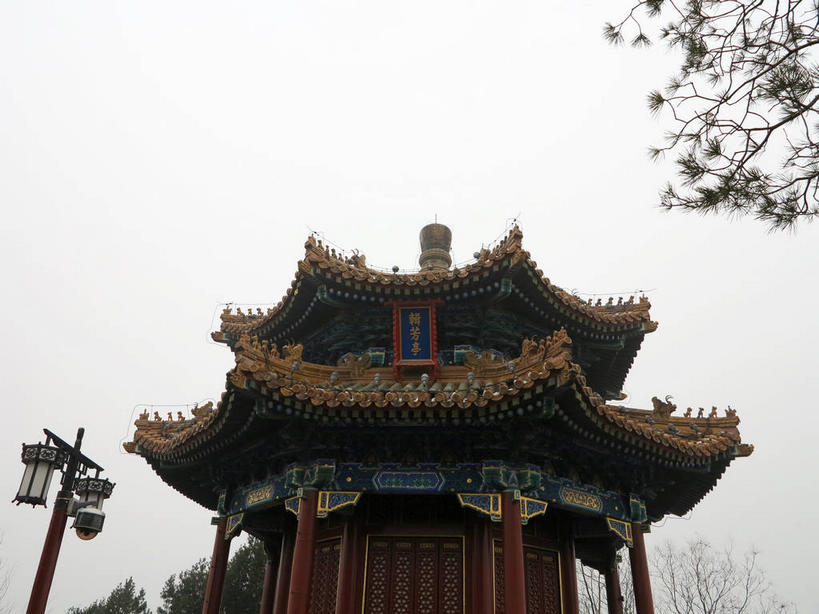 无人,公园,横图,室外,白天,仰视,旅游,度假,名胜古迹,植物,雾,标志建筑,地标,建筑,雕塑,北京,中国,亚洲,一块,吊挂,悬挂,朦胧,模糊,遗迹,艺术,装饰,标志,雕刻,牌匾,瓦片,文字,柱子,字符,亭子,屋檐,乌云,云,阴天,云朵,首都,挂,云彩,古迹,文化,文物,娱乐,标识,建设,古建筑,景山公园,檐,树,树木,绿色,天空,自然,工艺品,凉亭,天,享受,休闲,汉字,旅游胜地,放松,生长,成长,纪念,美术,迷雾,昏暗,阴沉,中文,主题,陈列,古文明,东亚,中华人民共和国,北京市,京,北平,华北地区,西城区,功能,美学,国文,华文,大雾,彩图,低角度拍摄,煤山,飞檐,shslj1,辑芳亭