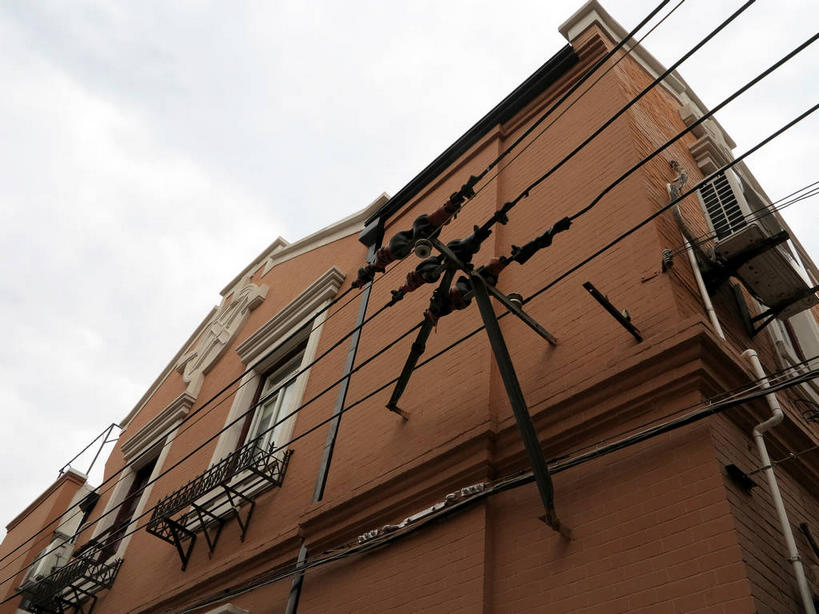 无人,家,横图,室外,白天,仰视,旅游,度假,窗户,标志建筑,地标,建筑,上海,中国,亚洲,电力,电线,线,房屋,墙,屋子,乌云,云,阴天,云朵,公寓,棕色,电能,线路,云彩,娱乐,建设,洋房,楼房,玻璃窗,墙壁,墙面,住宅,天空,天,享受,休闲,旅游胜地,放松,电,电源,电源线,申,昏暗,阴沉,能量,故居,卢湾区,东亚,静安区,延安中路,上海市,四明村,中华人民共和国,沪,华东地区,彩图,低角度拍摄,房子,南昌路,四明邨,电力线,shslj1,徐志摩旧居