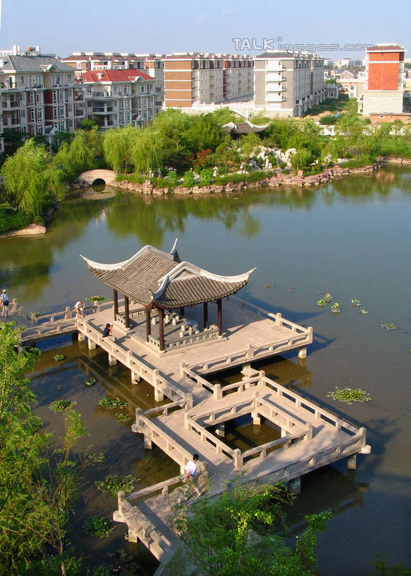 无人,高楼大厦,竖图,俯视,室外,白天,度假,湖,湖泊,美景,水,植物,城市风光,城市,大厦,建筑,摩天大楼,阴影,波纹,光线,影子,亭子,湖面,景观,水流,水面,涟漪,娱乐,建设,树,树木,蓝色,绿色,倒影,蓝天,水纹,天空,阳光,自然,凉亭,波浪,湖水,天,享受,休闲,景色,放松,生长,晴朗,成长,倒映,万里无云,水晕,反照,晴空,晴空万里,彩图,高角度拍摄,大楼,高层建筑,高楼,摩天楼,shtjw1