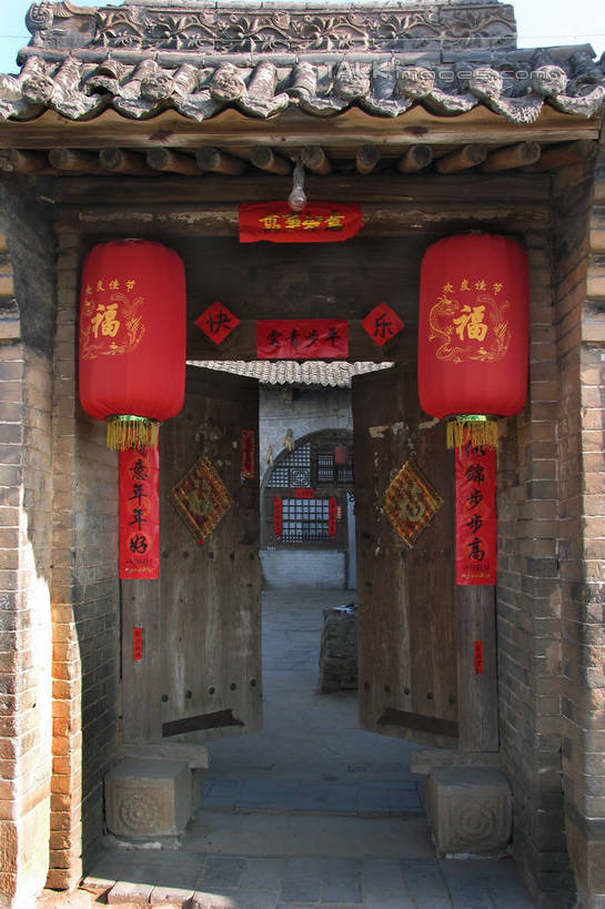 无人,家,竖图,室外,白天,正面,旅游,度假,名胜古迹,标志建筑,地标,建筑,照明,中国,春节,对联,亚洲,吊挂,悬挂,节日,庆祝,遗迹,艺术,标志,灯笼,文字,纸灯笼,字符,手工艺品,房屋,屋顶,屋子,挂,顶棚,古迹,文化,文物,娱乐,标识,建设,古建筑,楼房,住宅,工艺品,灯具,庆典,享受,休闲,汉字,旅游胜地,放松,纪念,春联,照亮,高雅,照明设备,中国文化,中文,古文明,东亚,山西,山西省,中华人民共和国,华北地区,自信心,品位,国文,华文,晋,彩图,房子,对子,楹联,shtjw1