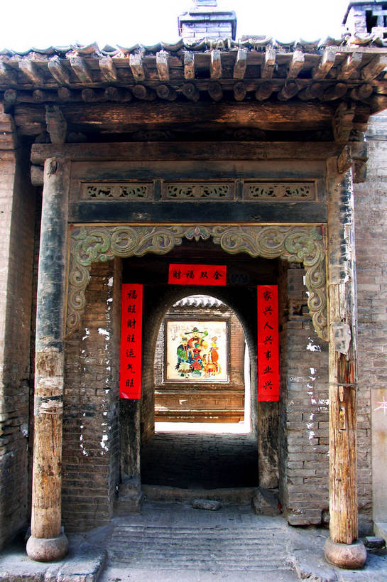 无人,家,竖图,室外,白天,正面,旅游,度假,名胜古迹,标志建筑,地标,建筑,中国,春节,对联,亚洲,节日,庆祝,遗迹,艺术,标志,瓦片,文字,字符,手工艺品,房屋,墙,屋顶,屋子,顶棚,瓦,古迹,文化,文物,娱乐,标识,建设,古建筑,楼房,墙壁,墙面,住宅,工艺品,庆典,享受,休闲,汉字,旅游胜地,放松,建造,纪念,春联,高雅,中国文化,中文,古文明,东亚,屋瓦,山西,山西省,中华人民共和国,华北地区,自信心,品位,国文,华文,晋,彩图,房子,对子,楹联,shtjw1