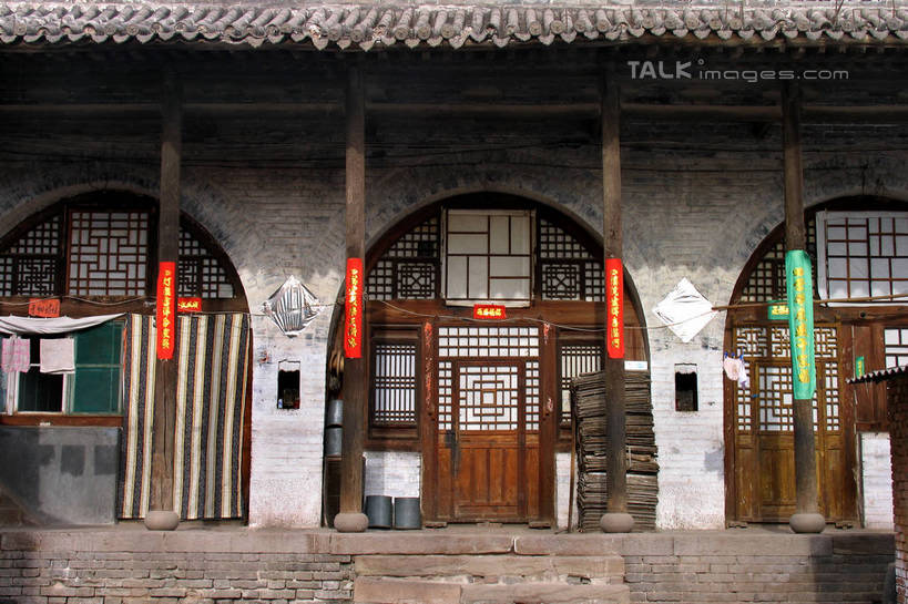 无人,家,横图,室外,白天,正面,旅游,度假,名胜古迹,标志建筑,地标,建筑,中国,春节,对联,亚洲,节日,庆祝,遗迹,艺术,标志,瓦片,文字,字符,手工艺品,房屋,墙,屋顶,屋子,顶棚,瓦,古迹,文化,文物,娱乐,标识,建设,古建筑,楼房,墙壁,墙面,住宅,工艺品,庆典,享受,休闲,汉字,旅游胜地,放松,建造,纪念,春联,高雅,中国文化,中文,古文明,东亚,屋瓦,山西,山西省,中华人民共和国,华北地区,自信心,品位,国文,华文,晋,彩图,房子,对子,楹联,shtjw1