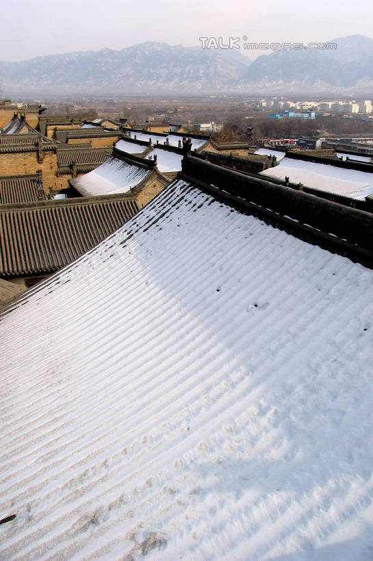 无人,家,竖图,室外,白天,正面,旅游,度假,石头,美景,山,山脉,雪,植物,大雪,中国,亚洲,阴影,光线,石子,影子,房屋,屋顶,屋子,积雪,景观,山顶,山峰,雪景,冬季,冬天,山峦,顶棚,娱乐,楼房,住宅,树,树木,蓝色,绿色,蓝天,天空,阳光,自然,群山,天,享受,休闲,景色,放松,寒冷,生长,晴朗,成长,自然风光,东亚,沉积岩,山西,山西省,万里无云,中华人民共和国,华北地区,严寒,晋,颠峰,极峰,水成岩,石块,岩石,晴空,晴空万里,彩图,房子,shtjw1