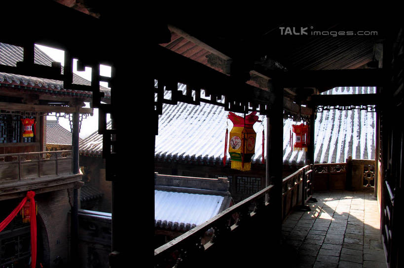 无人,家,横图,室外,白天,正面,旅游,度假,名胜古迹,标志建筑,地标,建筑,照明,中国,春节,对联,亚洲,节日,庆祝,遗迹,艺术,标志,灯笼,瓦片,文字,纸灯笼,字符,手工艺品,房屋,墙,屋顶,屋子,顶棚,瓦,古迹,文化,文物,娱乐,标识,建设,古建筑,楼房,墙壁,墙面,住宅,工艺品,灯具,庆典,享受,休闲,汉字,旅游胜地,放松,建造,纪念,春联,照亮,高雅,照明设备,中国文化,中文,古文明,东亚,屋瓦,山西,山西省,中华人民共和国,华北地区,自信心,品位,国文,华文,晋,彩图,房子,对子,楹联,shtjw1