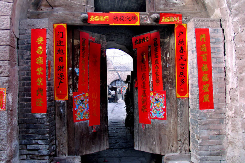 无人,家,横图,室外,白天,正面,旅游,度假,名胜古迹,标志建筑,地标,建筑,中国,春节,对联,亚洲,节日,庆祝,遗迹,艺术,标志,瓦片,文字,字符,手工艺品,房屋,墙,屋顶,屋子,顶棚,瓦,古迹,文化,文物,娱乐,标识,建设,古建筑,楼房,墙壁,墙面,住宅,工艺品,庆典,享受,休闲,汉字,旅游胜地,放松,建造,纪念,春联,高雅,中国文化,中文,古文明,东亚,屋瓦,山西,山西省,中华人民共和国,华北地区,自信心,品位,国文,华文,晋,彩图,房子,对子,楹联,shtjw1