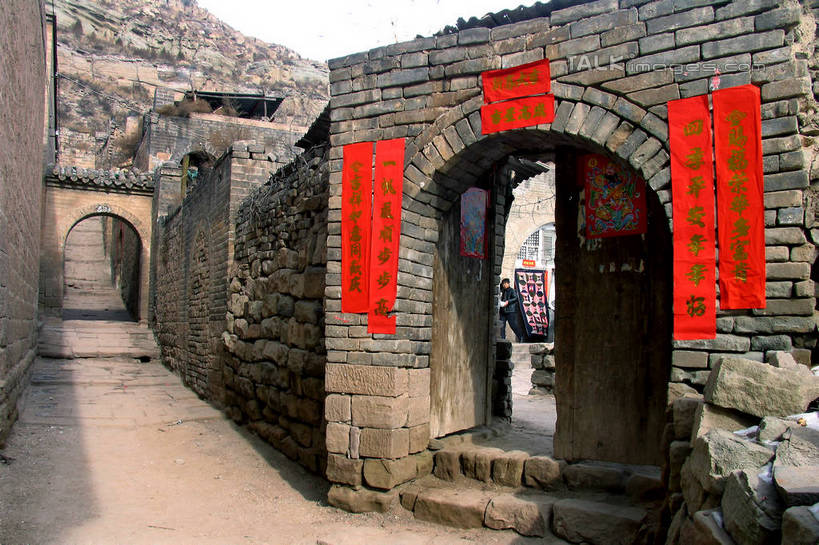 无人,家,横图,室外,白天,正面,旅游,度假,名胜古迹,标志建筑,地标,建筑,中国,春节,对联,亚洲,阴影,节日,庆祝,遗迹,艺术,光线,标志,瓦片,文字,影子,字符,手工艺品,房屋,墙,屋顶,屋子,顶棚,瓦,古迹,文化,文物,娱乐,标识,建设,古建筑,楼房,墙壁,墙面,住宅,阳光,工艺品,庆典,享受,休闲,汉字,旅游胜地,放松,建造,纪念,春联,高雅,中国文化,中文,古文明,东亚,屋瓦,山西,山西省,中华人民共和国,华北地区,自信心,品位,国文,华文,晋,彩图,房子,对子,楹联,shtjw1