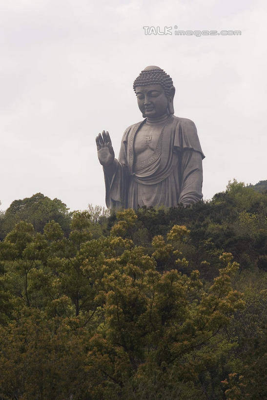 东方人,一个人,无人,站,举,竖图,室外,白天,仰视,民族服装,旅游,度假,名胜古迹,树林,植物,标志建筑,地标,建筑,雕塑,中国,亚洲,仅一个男性,仅一个人,仅一个中年男性,阴影,节日,遗迹,艺术,装饰,光线,雕刻,雕像,影子,云,云朵,云彩,黄种人,古迹,文化,文物,娱乐,建设,古建筑,江苏,灵山大佛,无锡,小灵山,树,树木,蓝色,绿色,白云,蓝天,天空,阳光,自然,工艺品,天,祈祷,托,站着,享受,休闲,健康,灵山,旅游胜地,放松,许愿,宗教,佛教,信仰,生长,晴朗,成长,纪念,祈求,美术,主题,陈列,佛祖,古文明,东亚,佛陀,江苏省,灵山胜境,无锡灵山,中华人民共和国,华东地区,苏,功能,美学,无锡市,释教,圣人,佛教创始者,乔达摩.悉达多,如来佛祖,释迦佛,释迦牟尼,我佛如来,平安,男人,男性,中年男性,亚洲人,晴空,举起,举手,举着,向上举,向上伸,向上托,站立,半身,彩图,低角度拍摄,传统服装,民俗服,铜雕,滨湖区,无锡灵山大佛景区,灵山大佛景区,shwf1