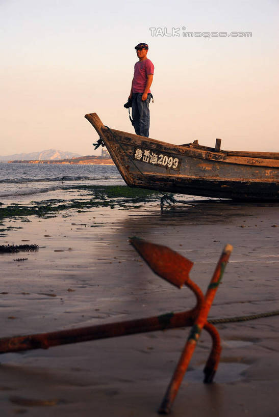 东方人,一个人,站,竖图,室外,白天,侧面,海浪,海洋,日落,沙滩,船,金属制品,亚洲,仅一个男性,仅一个人,一艘,阴影,服装,朦胧,模糊,光线,金属,沙子,影子,海岸,浪花,晚霞,霞光,落日,木船,沙地,注视,休闲装,黄种人,仅一个年轻男性,衣服,阳光,海水,黄昏,交通工具,观察,看,站着,休闲,休闲服,彩霞,服饰,观看,锚,察看,舟,关注,载具,海景,船锚,夕照,薄暮,男人,男性,年轻男性,亚洲人,大海,风浪,海,海水的波动,海滩,近岸浪,涌浪,夕阳,站立,彩图,全身,傍晚,斜阳,shwf1