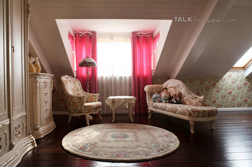 无人,家,横图,室内,白天,正面,别墅,窗户,窗帘,地板,地毯,阁楼,柜子,家具,沙发,天花板,装修,建筑,照明,欧式,一堆,许多,阴影,堆叠,堆积,花纹,装饰,光线,影子,房屋,墙,屋子,公寓,灯光,地面,豪华,茶几,建设,现代,装潢,洋房,楼房,木地板,玻璃窗,墙壁,墙面,住宅,灯,红色,阳光,橱柜,灯具,落地灯,室内装潢,毛绒玩具,堆,华丽,修饰,样板房,明亮,照亮,点缀,舒适,家居装潢,照明设备,房屋设计,地中海风格,古典风格,简约风格,布艺沙发,室内设计,宽敞,样板房装潢,衬托,美观,雅致,雅观,设计,彩图,房子,贵妃榻,shwf1