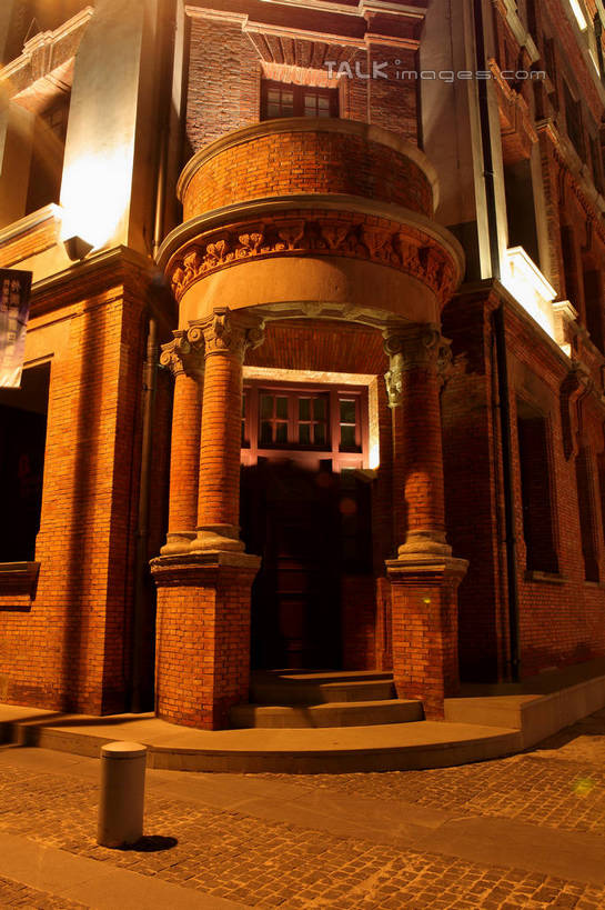 无人,家,栏杆,竖图,室外,夜晚,仰视,旅游,度假,美景,楼梯,城市风光,城市,道路,建筑,路,夜景,公路,上海,中国,亚洲,扶手,柱子,房屋,阶梯,墙,屋子,景观,公寓,建筑群,地面,交通,娱乐,建设,洋房,圆明园路,护栏,楼房,墙壁,墙面,台阶,住宅,享受,休闲,景色,放松,申,黄浦区,东亚,上海市,中华人民共和国,沪,华东地区,马路,彩图,低角度拍摄,房子,shwf1