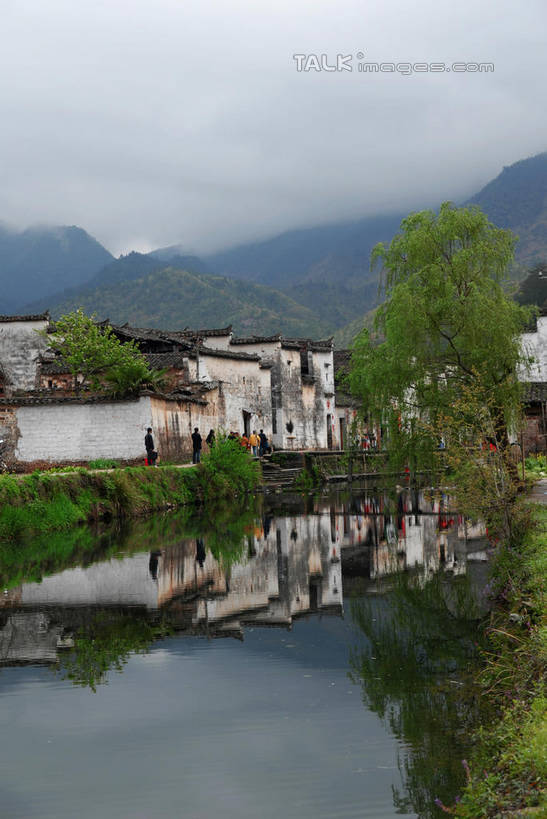 无人,家,竖图,室外,白天,正面,旅游,度假,日出,河流,名胜古迹,山,山脉,水,太阳,植物,雾,标志建筑,地标,建筑,中国,亚洲,朦胧,模糊,遗迹,房屋,屋子,河水,山峰,水流,建筑群,朝霞,晨曦,黎明,山峦,古迹,文物,娱乐,建设,古建筑,江西,理坑,婺源,楼房,住宅,树,树木,绿色,阳光,自然,群山,享受,休闲,旅游胜地,瓦房,放松,生长,成长,迷雾,古文明,东亚,江西省,中华人民共和国,华东地区,赣,婺源县,上饶,上饶市,朝阳,大雾,彩图,卯时,破晓,日始,房子,沱川乡,理坑村,shwf1