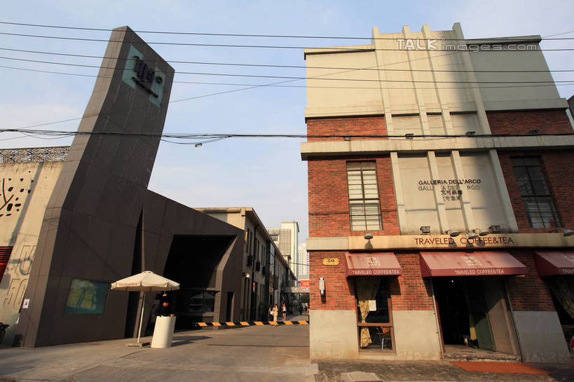 无人,家,栏杆,横图,室外,白天,仰视,旅游,度假,标志建筑,地标,建筑,上海,中国,亚洲,阴影,电力,光线,电线,电线杆,伞,线,影子,雨伞,遮阳伞,房屋,屋子,围栏,电能,线路,娱乐,阳伞,建设,莫干山路,护栏,楼房,住宅,蓝色,蓝天,天空,阳光,天,享受,休闲,旅游胜地,放松,晴朗,电,电源,申,太阳伞,能量,东亚,普陀区,上海市,万里无云,中华人民共和国,沪,华东地区,晴空,晴空万里,彩图,低角度拍摄,房子,M50创意园,shwf1