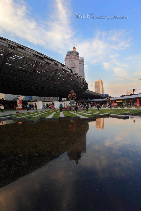 西方人,高楼大厦,站,走,竖图,室外,白天,正面,度假,美景,城市风光,标志建筑,城市,大厦,地标,建筑,摩天大楼,上海,欧洲,中国,欧洲人,亚洲,行人,游客,游人,阴影,服装,光线,影子,池塘,景观,水池,云,云朵,建筑群,许多人,云彩,注视,休闲装,娱乐,建设,路人,旅客,衣服,蓝色,白云,倒影,蓝天,天空,阳光,天,观察,看,站着,一群人,享受,休闲,休闲服,景色,放松,服饰,晴朗,观看,申,察看,倒映,关注,杨浦区,东亚,上海市,五角场,中华人民共和国,沪,华东地区,反照,过客,男人,男性,年轻男性,年轻女性,女人,女性,白种人,晴空,步行,散步,站立,走路,半身,彩图,大楼,高层建筑,高楼,摩天楼,shwf1