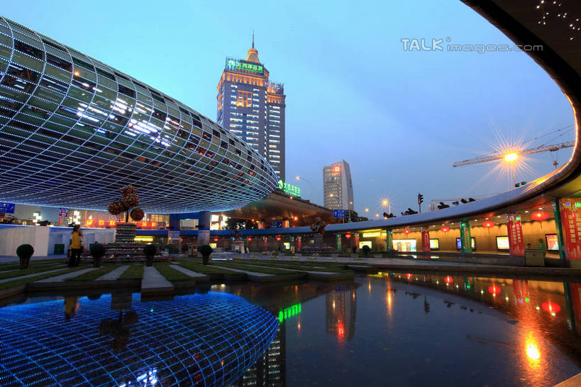 西方人,高楼大厦,站,走,横图,室外,白天,正面,度假,美景,日落,城市风光,标志建筑,城市,大厦,地标,建筑,摩天大楼,上海,欧洲,中国,欧洲人,亚洲,行人,游客,游人,阴影,服装,光线,影子,池塘,景观,水池,晚霞,霞光,落日,建筑群,灯光,许多人,注视,休闲装,娱乐,建设,路人,旅客,衣服,倒影,黄昏,观察,看,站着,一群人,享受,休闲,休闲服,景色,彩霞,放松,服饰,观看,申,察看,倒映,关注,杨浦区,东亚,上海市,五角场,中华人民共和国,沪,华东地区,夕照,反照,薄暮,过客,男人,男性,年轻男性,年轻女性,女人,女性,白种人,夕阳,步行,散步,站立,走路,半身,彩图,傍晚,大楼,高层建筑,高楼,摩天楼,斜阳,shwf1