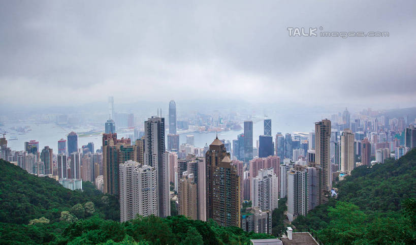 无人,家,高楼大厦,横图,俯视,航拍,室外,白天,度假,美景,山,山脉,植物,城市风光,城市,大厦,建筑,摩天大楼,香港,中国,亚洲,房屋,屋子,景观,山峰,乌云,云,阴天,云朵,公寓,建筑群,山峦,云彩,娱乐,建设,洋房,楼房,住宅,树,树木,太平山顶,绿色,天空,自然,群山,天,享受,休闲,景色,放松,生长,成长,港,昏暗,阴沉,鸟瞰,东亚,香港岛,香港特别行政区,港澳台,中华人民共和国,太平山,港岛,彩图,高角度拍摄,房子,大楼,高层建筑,高楼,摩天楼,shwf1