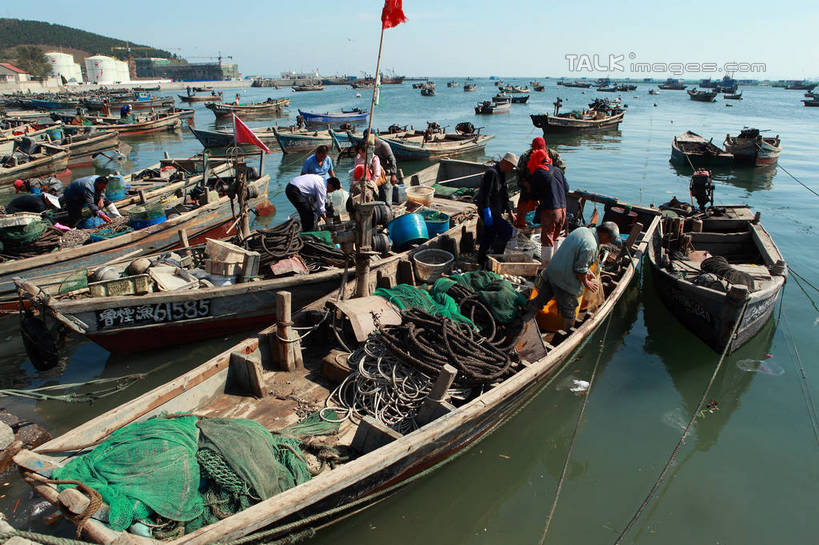 东方人,伙伴,朋友,渔夫,码头,站,横图,室外,白天,正面,旅游,度假,友谊,合作,团队,海浪,海洋,美景,港口,船,旗帜,中国,亚洲,弯腰,握,阴影,服装,飘扬,光线,影子,景观,浪花,木船,许多人,拿,拿着,黄种人,娱乐,旗子,山东,烟台,衣服,蓝色,蓝天,天空,阳光,自然,海水,交通工具,天,站着,一群人,享受,休闲,景色,放松,战略,握着,服饰,渔网,晴朗,飘逸,渔具,舟,衣着,穿着,抓捕,自然风光,载具,飞扬,捕捞,鱼网,海景,东亚,山东省,万里无云,拉网,捕捞工具,中华人民共和国,华东地区,弯身,联合,合谋,鲁,烟台市,旌旗,旗号,衣饰,配合,协作,男人,男性,女人,女性,中年男性,中年女性,亚洲人,捕鱼人,打鱼人,大海,风浪,海,海水的波动,近岸浪,涌浪,晴空,晴空万里,站立,彩图,全身,摆渡口,埠头,渡口,渡头,港湾,海港,货运码头,口岸,商港,shwf1