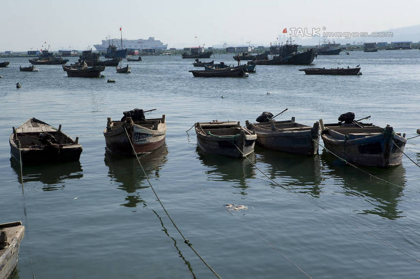 无人,码头,横图,室外,白天,正面,旅游,度假,海浪,海洋,美景,港口,船,中国,亚洲,许多,停靠,阴影,光线,影子,景观,浪花,木船,很多,娱乐,山东,烟台,蓝色,蓝天,天空,阳光,自然,海水,交通工具,天,享受,休闲,景色,放松,晴朗,舟,停泊,自然风光,载具,海景,东亚,山东省,万里无云,中华人民共和国,华东地区,鲁,烟台市,大海,风浪,海,海水的波动,近岸浪,涌浪,晴空,晴空万里,彩图,摆渡口,埠头,渡口,渡头,港湾,海港,货运码头,口岸,商港,shwf1