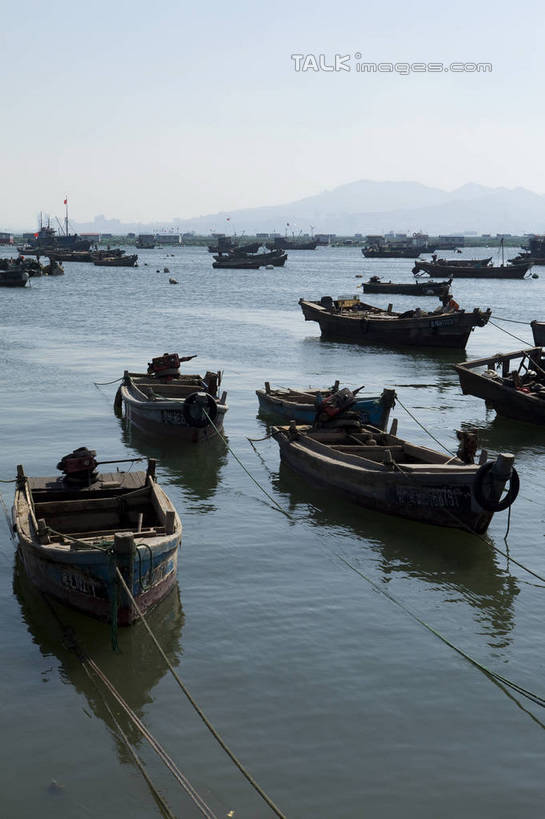 无人,码头,竖图,室外,白天,正面,旅游,度假,海浪,海洋,美景,港口,船,中国,亚洲,许多,停靠,阴影,光线,影子,景观,浪花,木船,很多,娱乐,山东,烟台,蓝色,蓝天,天空,阳光,自然,海水,交通工具,天,享受,休闲,景色,放松,晴朗,舟,停泊,自然风光,载具,海景,东亚,山东省,万里无云,中华人民共和国,华东地区,鲁,烟台市,大海,风浪,海,海水的波动,近岸浪,涌浪,晴空,晴空万里,彩图,摆渡口,埠头,渡口,渡头,港湾,海港,货运码头,口岸,商港,shwf1