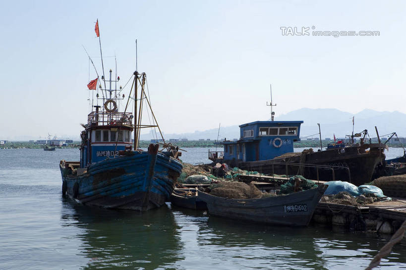 无人,码头,横图,室外,白天,正面,旅游,度假,海浪,海洋,美景,港口,船,旗帜,中国,亚洲,停靠,阴影,飘扬,光线,影子,景观,浪花,木船,娱乐,旗子,山东,烟台,蓝色,蓝天,天空,阳光,自然,海水,交通工具,天,享受,休闲,景色,放松,渔网,晴朗,飘逸,渔具,舟,停泊,抓捕,自然风光,载具,飞扬,捕捞,鱼网,海景,东亚,山东省,万里无云,拉网,捕捞工具,中华人民共和国,华东地区,鲁,烟台市,旌旗,旗号,大海,风浪,海,海水的波动,近岸浪,涌浪,晴空,晴空万里,彩图,摆渡口,埠头,渡口,渡头,港湾,海港,货运码头,口岸,商港,shwf1