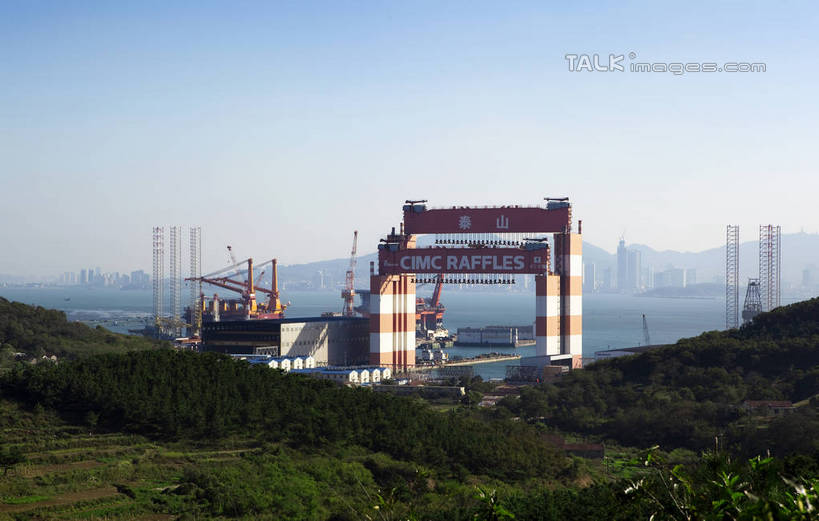 无人,工厂,码头,横图,室外,白天,正面,旅游,度假,草地,草坪,海浪,海洋,美景,山,山脉,植物,港口,中国,亚洲,阴影,光线,影子,景观,浪花,山峰,山峦,娱乐,设备,山东,烟台,草,树,树木,施工,蓝色,绿色,蓝天,天空,阳光,自然,海水,群山,天,享受,休闲,机械,起重机,龙门吊,景色,放松,工业,生长,晴朗,成长,工程,自然风光,装卸,海景,东亚,山东省,万里无云,中华人民共和国,华东地区,鲁,烟台市,门式起重机,桥式起重机,大海,风浪,海,海水的波动,近岸浪,涌浪,晴空,晴空万里,彩图,摆渡口,埠头,渡口,渡头,港湾,海港,货运码头,口岸,商港,制造厂,生产工厂,shwf1