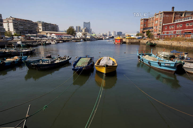无人,家,码头,横图,室外,白天,正面,旅游,度假,海浪,海洋,美景,植物,城市风光,城市,港口,建筑,船,中国,亚洲,停靠,阴影,光线,影子,房屋,屋子,景观,浪花,公寓,木船,娱乐,建设,山东,烟台,洋房,楼房,住宅,树,树木,蓝色,绿色,倒影,蓝天,天空,阳光,自然,海水,交通工具,天,享受,休闲,景色,放松,生长,晴朗,成长,倒映,舟,停泊,载具,海景,东亚,山东省,万里无云,中华人民共和国,华东地区,鲁,烟台市,反照,大海,风浪,海,海水的波动,近岸浪,涌浪,晴空,晴空万里,彩图,房子,摆渡口,埠头,渡口,渡头,港湾,海港,货运码头,口岸,商港,shwf1