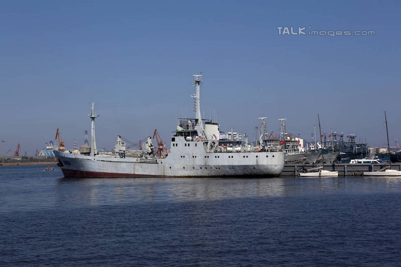 无人,码头,横图,室外,白天,正面,海浪,海洋,港口,轮船,船,中国,亚洲,停靠,阴影,光线,影子,浪花,山东,烟台,蓝色,蓝天,天空,阳光,海水,交通工具,天,晴朗,停泊,载具,海景,东亚,山东省,万里无云,中华人民共和国,华东地区,鲁,烟台市,大海,风浪,海,海水的波动,近岸浪,涌浪,晴空,晴空万里,彩图,摆渡口,埠头,渡口,渡头,港湾,海港,货运码头,口岸,商港,shwf1