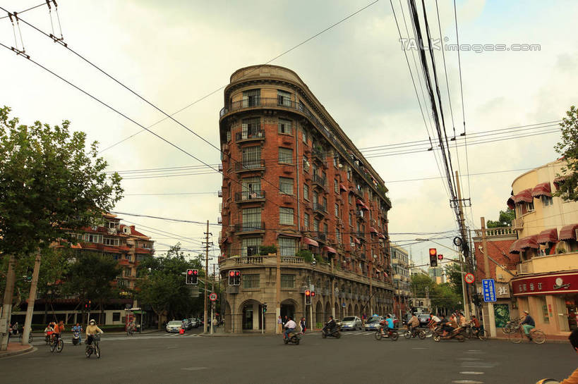 东方人,家,站,坐,走,横图,室外,白天,仰视,旅游,度假,标志建筑,道路,地标,建筑,路,公路,摩托车,汽车,上海,中国,亚洲,行人,游客,游人,阴影,服装,电力,光线,电线,线,影子,房屋,屋子,云,云朵,公寓,电能,交通,许多人,线路,云彩,注视,休闲装,黄种人,娱乐,建设,洋房,楼房,路人,旅客,住宅,车,骑,衣服,蓝色,白云,蓝天,天空,阳光,交通工具,轿车,天,观察,看,站着,一群人,骑车,享受,休闲,休闲服,旅游胜地,放松,服饰,晴朗,观看,武康大楼,电,淮海路,电源,电源线,申,察看,关注,载具,能量,东亚,淮海中路,徐汇区,上海市,中华人民共和国,沪,华东地区,过客,男人,男性,年轻男性,年轻女性,女人,女性,亚洲人,晴空,马路,步行,散步,站立,走路,坐着,彩图,低角度拍摄,全身,房子,东美特公寓,诺曼底公寓,shwf1