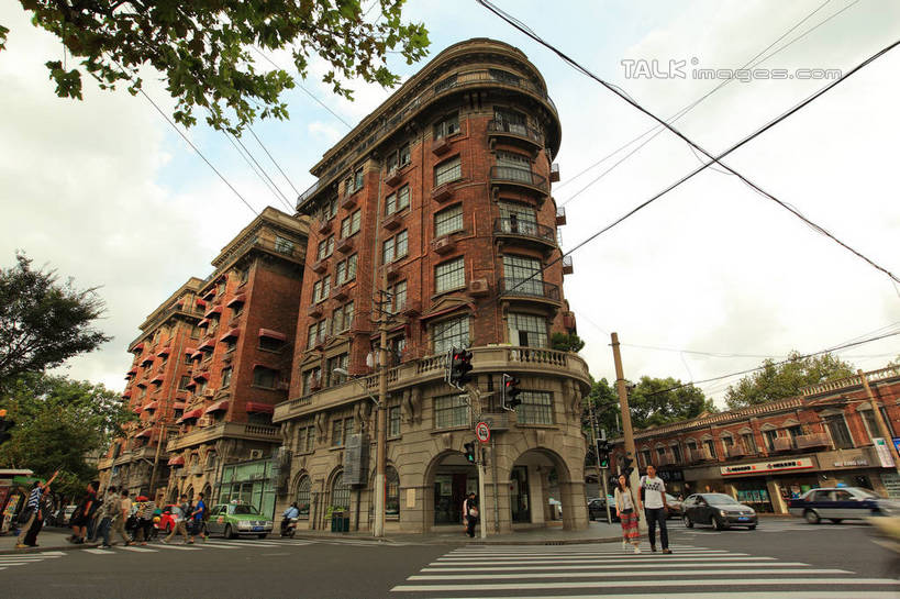 东方人,家,站,走,横图,室外,白天,仰视,旅游,度假,标志建筑,道路,地标,建筑,路,公路,汽车,上海,中国,亚洲,行人,游客,游人,阴影,服装,电力,光线,电线,线,影子,房屋,屋子,云,云朵,公寓,电能,交通,许多人,线路,云彩,注视,休闲装,黄种人,娱乐,建设,洋房,楼房,路人,旅客,住宅,车,衣服,蓝色,白云,蓝天,天空,阳光,交通工具,轿车,天,观察,看,站着,一群人,享受,休闲,休闲服,旅游胜地,放松,服饰,晴朗,观看,武康大楼,电,淮海路,电源,电源线,申,察看,关注,载具,能量,东亚,淮海中路,徐汇区,上海市,中华人民共和国,沪,华东地区,过客,男人,男性,年轻男性,年轻女性,女人,女性,亚洲人,晴空,马路,步行,散步,站立,走路,彩图,低角度拍摄,全身,房子,东美特公寓,诺曼底公寓,shwf1