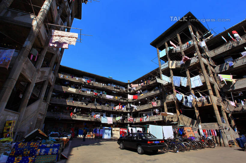 无人,家,横图,室外,白天,仰视,旅游,度假,标志建筑,道路,地标,建筑,路,公路,自行车,汽车,上海,中国,亚洲,许多,停靠,阴影,服装,光线,影子,房屋,屋子,公寓,床单,交通,很多,娱乐,建设,洋房,楼房,住宅,车,脚踏车,衣服,蓝色,蓝天,天空,阳光,交通工具,轿车,天,享受,休闲,旅游胜地,放松,服饰,晴朗,申,衣着,穿着,停泊,载具,杨浦区,东亚,上海市,隆昌公寓,隆昌路,万里无云,中华人民共和国,沪,华东地区,衣饰,晴空,晴空万里,马路,彩图,低角度拍摄,房子,shwf1