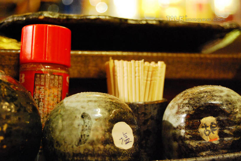无人,餐厅,横图,室内,特写,白天,正面,餐桌,桌子,阴影,朦胧,模糊,光线,牙签,影子,陶瓷,灯光,调料,陶瓷制品,调味品,调味料,容器,碗,餐台,储藏,储存,剔牙棒,彩图,餐馆,饭店,饭馆,贮存,shxw1