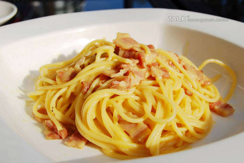 面食,面条,意大利面,无人,餐厅,横图,俯视,室外,特写,白天,西餐,餐桌,桌子,餐具,阴影,光线,碟子,盘,影子,调料,酱料,酱汁,面,肉,佐料,料理,食品,调味品,调味料,肉酱,肉糜,肉末,酱,肉类,食物,一个,阳光,盘子,碟,西式,单个,餐台,肉食,意粉,意面,彩图,高角度拍摄,餐馆,饭店,饭馆,shxw1