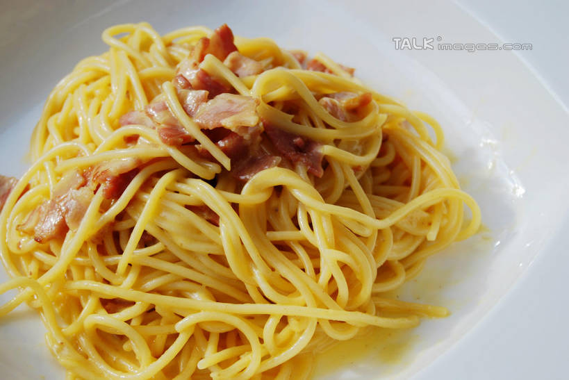 面食,面条,意大利面,无人,餐厅,横图,俯视,室外,特写,白天,西餐,餐桌,桌子,餐具,阴影,光线,碟子,盘,影子,调料,酱料,酱汁,面,肉,佐料,料理,食品,调味品,调味料,肉酱,肉糜,肉末,酱,肉类,食物,一个,阳光,盘子,碟,西式,单个,餐台,肉食,意粉,意面,彩图,高角度拍摄,餐馆,饭店,饭馆,shxw1