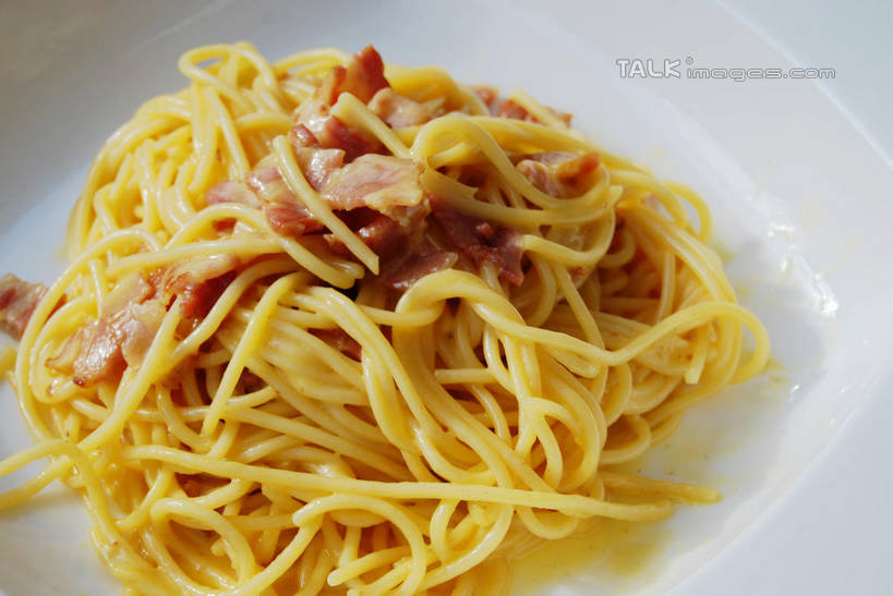 面食,面条,意大利面,无人,餐厅,横图,俯视,室外,特写,白天,西餐,餐桌,桌子,餐具,阴影,光线,碟子,盘,影子,调料,酱料,酱汁,面,肉,佐料,料理,食品,调味品,调味料,肉酱,肉糜,肉末,酱,肉类,食物,一个,阳光,盘子,碟,西式,单个,餐台,肉食,意粉,意面,彩图,高角度拍摄,餐馆,饭店,饭馆,shxw1