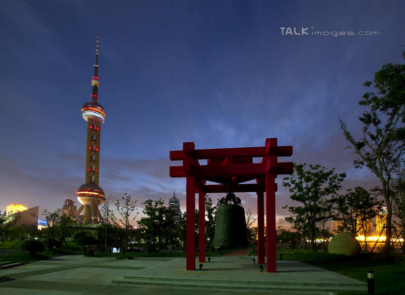 无人,高楼大厦,横图,室外,白天,正面,度假,美景,日落,植物,城市风光,标志建筑,城市,大厦,地标,建筑,路灯,摩天大楼,照明,上海,中国,亚洲,阴影,光线,影子,景观,晚霞,霞光,落日,灯光,娱乐,建设,东方明珠,黄浦江,金茂大厦,浦东,灯,树,树木,祈愿,绿色,自然,黄昏,外滩,享受,休闲,景色,彩霞,放松,环球金融中心,生长,成长,祈求,照亮,申,信号,照明设备,报时,电视塔,柏悦酒店,国际贸易金融中心,合生国际大厦,花旗集团大厦,金融中心,陆家嘴,陆家嘴金融中心,浦东新区,上海环球金融中心,香格里拉酒店,震旦国际大楼,东亚,东方明珠电视塔,滨江大道,上海市,中华人民共和国,沪,华东地区,召集,夕照,薄暮,鸣钟,钟,夕阳,彩图,傍晚,大楼,高层建筑,高楼,摩天楼,黄埔滩,上海外滩,外黄埔滩,斜阳,shyj1