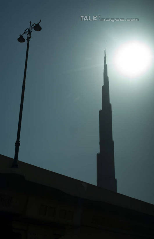 无人,高楼大厦,竖图,室外,白天,仰视,度假,美景,城市风光,标志建筑,城市,大厦,地标,建筑,路灯,摩天大楼,照明,阿联酋,亚洲,阴影,光线,影子,景观,灯光,娱乐,建设,灯,蓝色,蓝天,天空,阳光,天,享受,休闲,景色,放松,晴朗,照亮,照明设备,西亚,阿拉伯联合酋长国,迪拜,万里无云,迪拜塔,哈利法塔,比斯迪拜塔,杜拜,迪拜大厦,晴空,晴空万里,彩图,低角度拍摄,大楼,高层建筑,高楼,摩天楼,shyj1