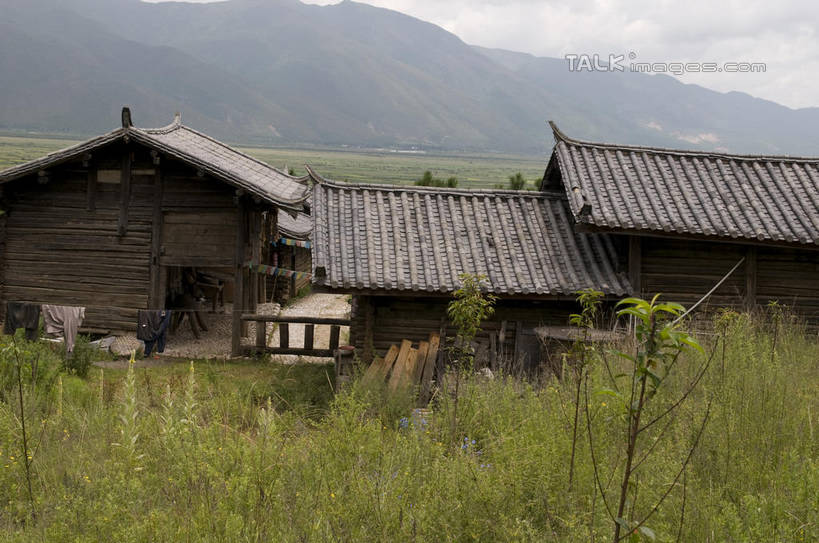 无人,家,横图,室外,白天,正面,旅游,度假,草地,草坪,美景,山,山脉,树林,植物,建筑,丽江,中国,亚洲,阴影,光线,瓦片,影子,房屋,屋顶,屋子,景观,山峰,云,云朵,山峦,云彩,顶棚,瓦,娱乐,楼房,云南,住宅,草,树,树木,东巴,蓝色,绿色,白云,蓝天,天空,阳光,自然,群山,天,享受,休闲,景色,放松,建造,生长,晴朗,成长,自然风光,东亚,屋瓦,云南省,中华人民共和国,西南地区,滇,丽江市,晴空,彩图,房子,shylt1