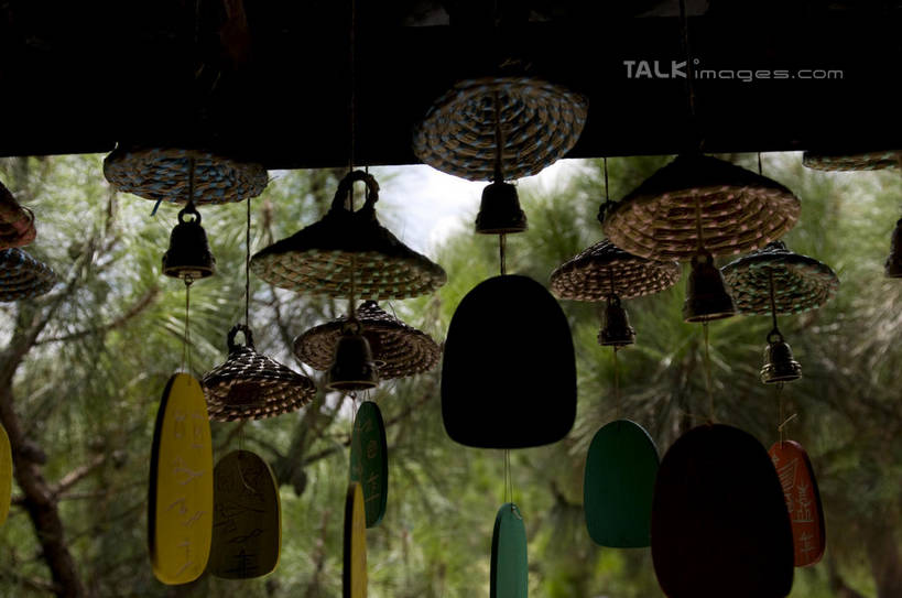 无人,横图,室外,白天,正面,幸福,运气,美景,风铃,丽江,中国,亚洲,许多,吊挂,悬挂,阴影,朦胧,模糊,光线,影子,屋顶,景观,很多,挂,顶棚,云南,东巴,阳光,自然,祈祷,祈福,景色,警示,许愿,祈求,吉祥,平和,自然风光,问候,东亚,警惕,云南省,中华人民共和国,西南地区,思念,想念,玉振,滇,丽江市,幸运,占风铎,彩图,shylt1