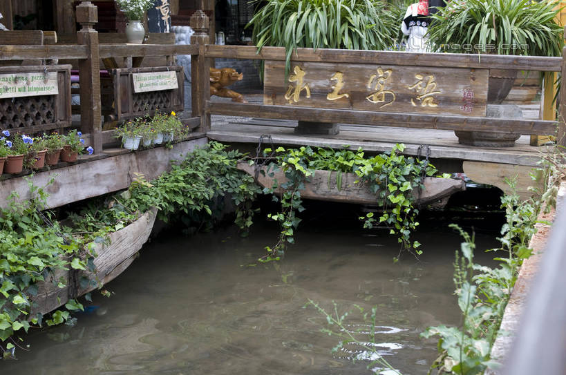 无人,栏杆,横图,室外,白天,正面,旅游,度假,河流,美景,水,雕塑,丽江,中国,亚洲,阴影,波纹,艺术,装饰,光线,标志,雕刻,牌匾,文字,影子,字符,墙,河水,景观,水流,围栏,涟漪,文化,娱乐,标识,护栏,云南,墙壁,墙面,水纹,阳光,自然,工艺品,波浪,享受,休闲,汉字,景色,放松,纪念,美术,中文,自然风光,主题,陈列,东亚,云南省,中华人民共和国,水晕,西南地区,功能,美学,国文,华文,滇,丽江市,彩图,shylt1