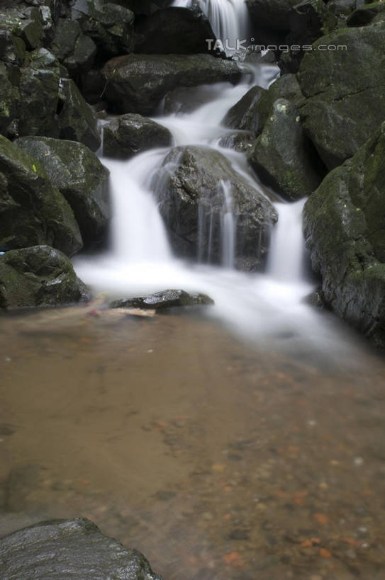 无人,竖图,室外,白天,正面,旅游,度假,石头,美景,瀑布,山,山脉,水,中国,亚洲,阴影,飞溅,溅,光线,石子,液体,影子,景观,山峰,水滴,青苔,苔藓,山峦,娱乐,浙江,水珠,安吉,安吉县,浙江省,阳光,自然,群山,享受,休闲,景色,放松,喷洒,自然风光,东亚,中华人民共和国,华东地区,浙,湖州,湖州市,跌水,石块,岩石,彩图,shylt1