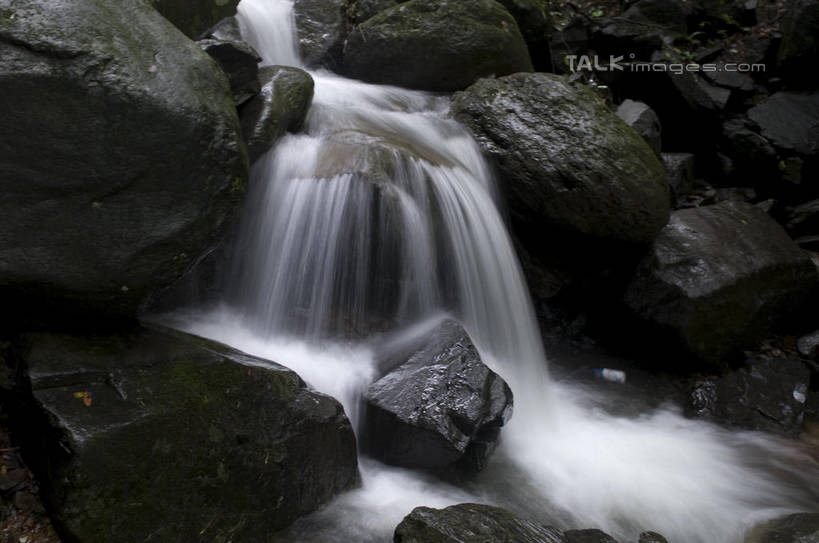 无人,横图,室外,白天,正面,旅游,度假,石头,美景,瀑布,山,山脉,水,中国,亚洲,阴影,飞溅,溅,光线,石子,液体,影子,景观,山峰,水滴,青苔,苔藓,山峦,娱乐,浙江,水珠,安吉,安吉县,浙江省,阳光,自然,群山,享受,休闲,景色,放松,喷洒,自然风光,东亚,中华人民共和国,华东地区,浙,湖州,湖州市,跌水,石块,岩石,彩图,shylt1