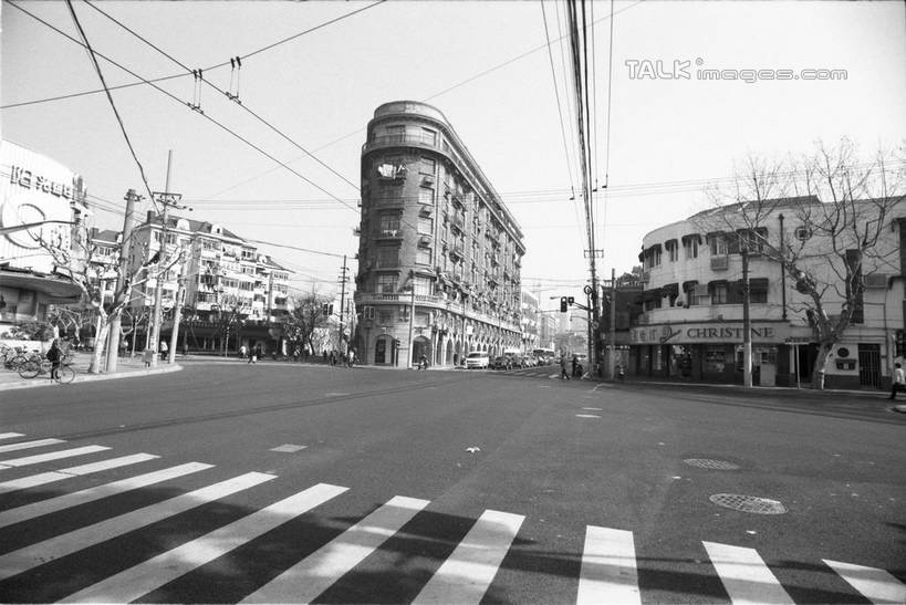 无人,家,横图,黑白,室外,白天,正面,旅游,度假,植物,标志建筑,道路,地标,建筑,路,人行横道,公路,上海,中国,亚洲,电力,电线,电线杆,线,房屋,屋子,公寓,人行道,枝条,电能,交通,线路,娱乐,建设,洋房,楼房,住宅,树,树木,树枝,绿色,天空,自然,天,享受,休闲,旅游胜地,放松,生长,成长,武康大楼,电,淮海路,电源,申,人行横道线,能量,东亚,淮海中路,徐汇区,上海市,中华人民共和国,沪,华东地区,虬枝,枝杈,斑马线,马路,房子,东美特公寓,诺曼底公寓,shylt1